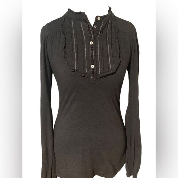 Day trip size medium button accents cute top in excellent condition - Picture 1 of 2